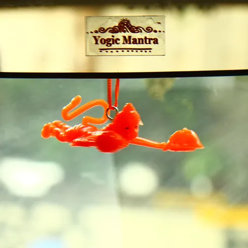 Miniatura 4 de Yogic Mantra Flying Hanuman Ji para coche Color naranja Ídolo Hanuman colgante para espejo de coche Escultura clásica voladora Hanuman