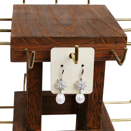 Miniatura 5 de Ikee Design Torre de joyería giratoria de madera natural con 36 ganchos soporte giratorio para almacenamiento de tarjetas para tienda escaparate