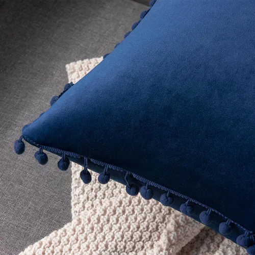 Miniatura 2 de DEZENE 18x18 Fundas de almohada decorativas azul oscuro: Paquete de 2 fundas de almohada suaves con pompones de terciopelo cuadrado para decoración