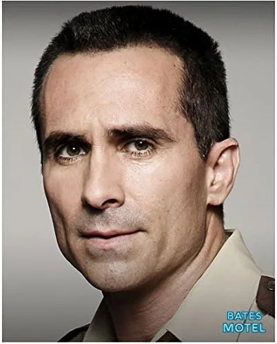 Nestor Carbonell como el sheriff Alex Romero en Bates Motel Head Shot con aspecto sexy 8 x 10 pulgadas Foto