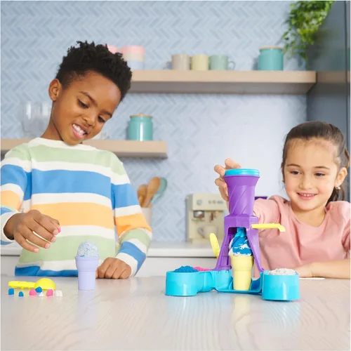 Miniatura 9 de Kinetic Sand, Estación de servicio suave con arena de juego de 14 onzas (azul, rosa y blanco), 2 conos de helado y 2 herramientas, juguetes