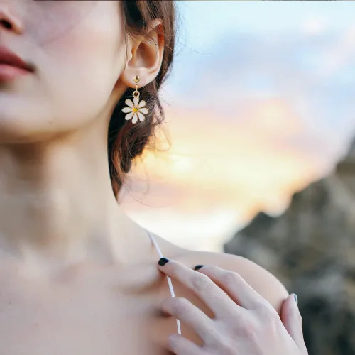 Miniatura 3 de Aretes de tuerca con diseño de margarita. Bonitos aretes colgantes de crisantemo con diseño de flor de sol para mujeres y niñas