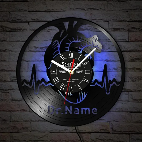 The Geeky Days Reloj de pared de corazón de anatomía humana personalizado con nombre del doctor, 7 colores que cambian de color, corazón anatómico,