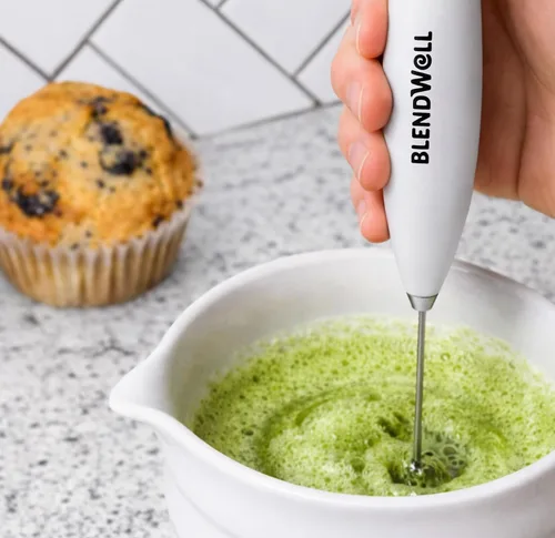 Miniatura 6 de BlendWell Espumador de leche eléctrico para matcha y café, mezclador de bebidas de mano con batería, con soporte, batidor de acero inoxidable, blanco