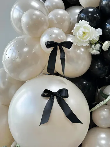 Miniatura 7 de Kit de arco de globos de 185 piezas negros y de arena de perlas doble relleno con lazos y perlas de imitación, globos negros y blancos