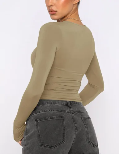 Miniatura 5 de AKEWEI Camisetas cortas de manga larga para mujer, paquete de 2 unidades, trajes de otoño para salir, lindas camisetas básicas ajustadas