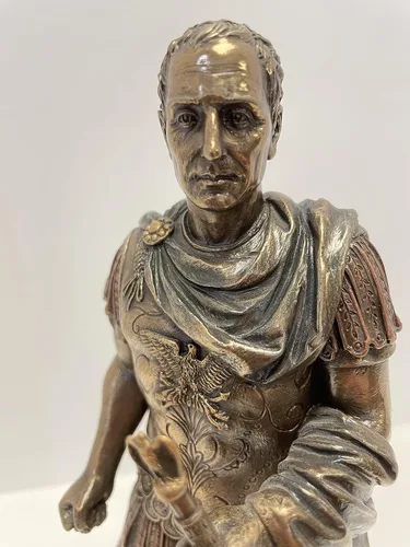 Miniatura 8 de Cayo Julio César en uniforme militar romano Estatua Acabado Bronce
