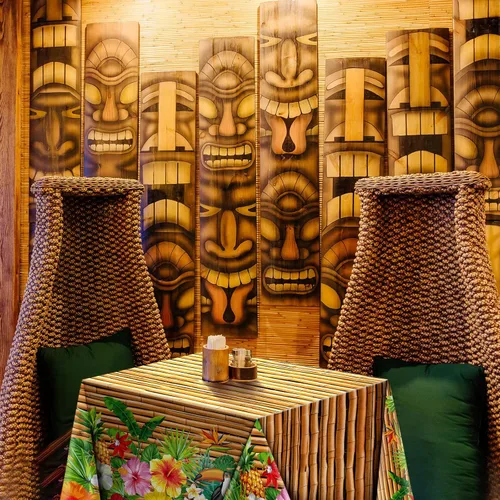 Miniatura 7 de Frienda Mantel Tiki de 3 piezas para decoración de mesa Luau, mantel de plástico para fiesta hawaiana, desechable, tótem Tiki para Hawaii, playa