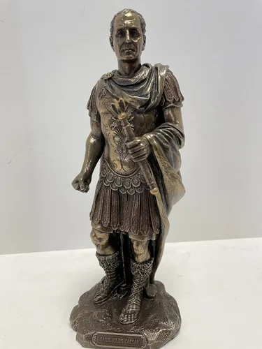 Miniatura 2 de Cayo Julio César en uniforme militar romano Estatua Acabado Bronce