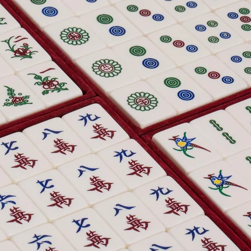 Miniatura 3 de Set de Juego Mahjong Clásico Chino de Yellow Mountain Imports, Esmeralda con 148 Azulejos Translúcidos Verdes Medianos y Estuche de Madera
