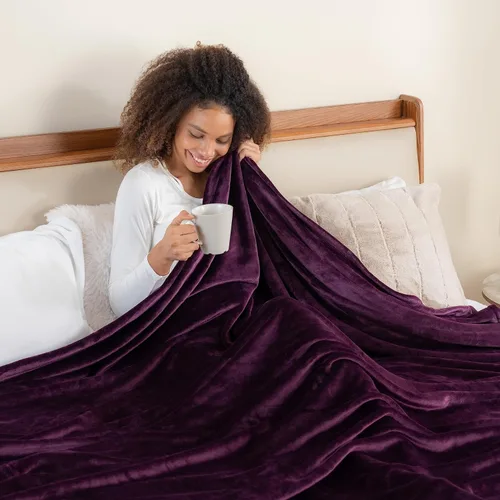 Miniatura 7 de Berkshire Blanket Classic VelvetLoft® - Manta de cama sólida tamaño Queen, manta ligera suave y mullida de felpa para cama y sofá, color morado