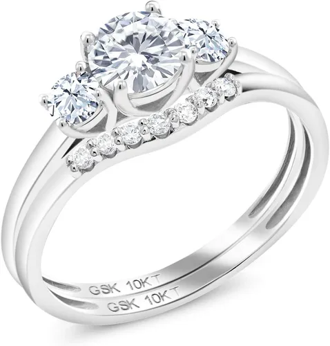 Gem Stone King Juego de anillos de compromiso nupcial de 3 piedras de oro blanco de moissanita de oro blanco de 10 quilates con zafiro creado en