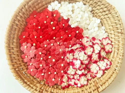 PL - Juego de 50 adornos de flores pequeñas con tallo de hilo de morera, tamaño de flor de 0.30 pulgadas, color rojo muy pequeño, hecho a mano,