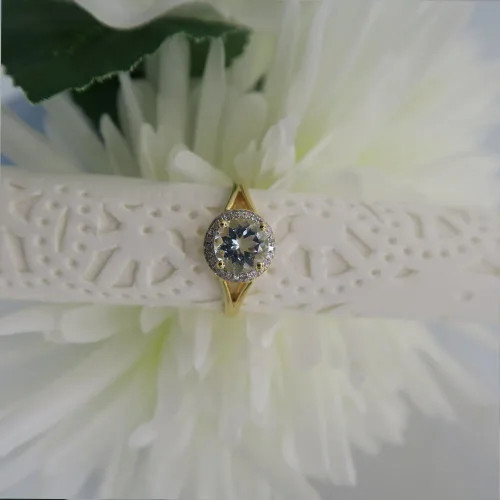Miniatura 5 de Dazzlingrock Collection Anillo de compromiso redondo de 0.276 in con halo de diamante blanco y vástago dividido para ella en oro macizo de 14