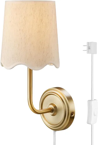 Novogratz x Globe - Aplique de pared de 1 luz, cable rígido o enchufable, latón mate, pantalla de tela blanca, interruptor basculante en línea,