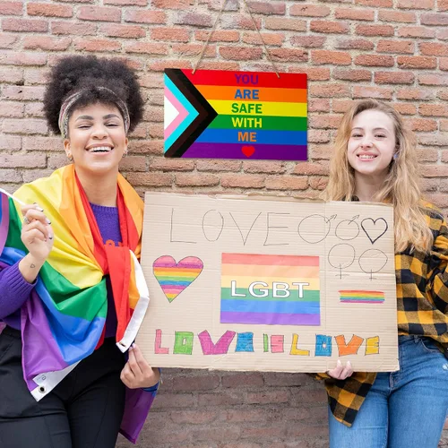Miniatura 6 de Haooryx LGBTQ - Letrero de puerta del orgullo – 2 piezas de bandera del mes del orgullo LGBTQ+ en forma de corazón, corona de bienvenida de madera