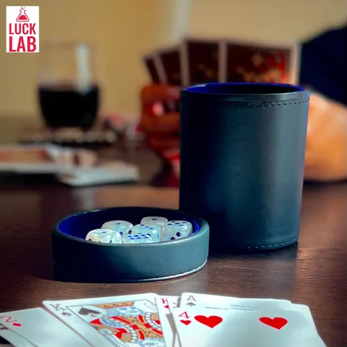 Miniatura 5 de Luck Lab Taza de dados de cuero negro con tapa, incluye 6 dados de perlas a juego, interior de terciopelo azul para agitación silenciosa, uso