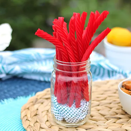 Miniatura 4 de RedVines - Regaliz rojo a granel, paquete de 3, giros originales de regaliz rojo, regaliz suave y masticable, dulces de San Valentín a granel, sin