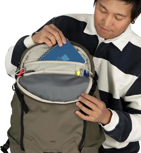 Miniatura 10 de Mochila para laptop Osprey Axis – Elegante mochila diaria con funda para laptop, bolsillos para botella de agua y correas de compresión