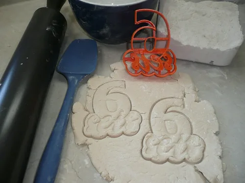 Miniatura 6 de NUMERO SEIS 6 CON PALABRA CORTADOR DE GALLETAS HECHO EN USA PR4126