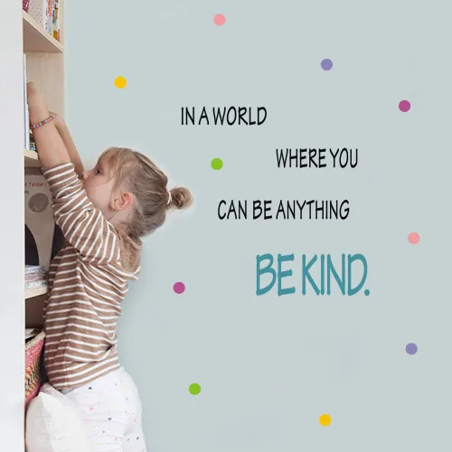 Miniatura 4 de TOARTi Calcomanía motivacional para pared con texto en inglés «Be Kind» en un mundo donde puedes ser cualquier cosa, calcomanía de vinilo con puntos