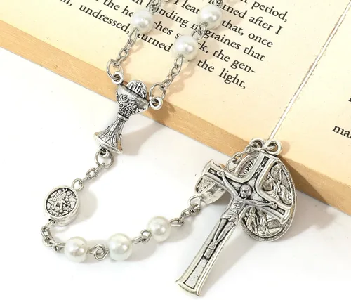 Miniatura 8 de Nazareth Store Collar de rosario de perlas de 0.315 in con medalla de San Miguel y centro de mesa de cáliz Rosarios de la Santa Comunión