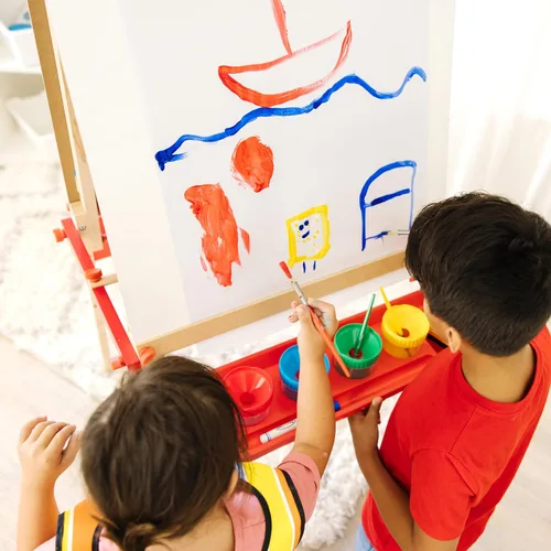 Miniatura 7 de Melissa & Doug Juego de accesorios de caballete – pintura, vasos, pinceles, tiza, papel, marcador de borrado en seco – Certificado FSC