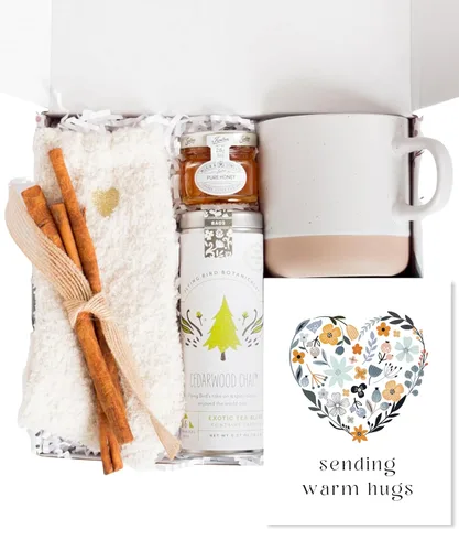 UnboxMe Cesta de Regalo de Té Paquete de Cuidado para Mujeres - Caja de Cuidado Personal con Calcetines Cómodos, Taza, Té Chai, Miel y Canela, Que