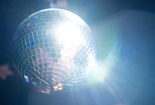 Miniatura 3 de Bola de discoteca de espejo de 6 pulgadas, bola colgante plateada con cuerda adjunta para anillo, refleja la luz, divertidas decoraciones de bandas