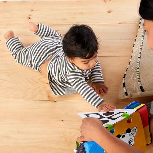 Miniatura 7 de Baby Einstein Flip para Arte Espejo de Actividad de Piso de Alto Contraste con Tarjetas para Llevar, Juego de Tiempo de Barriga, Recién Nacido+