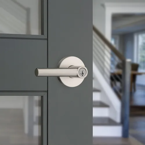 Miniatura 2 de Kwikset Milan - Manija de puerta de entrada con cerradura y llave, manija reversible con llave segura para exterior