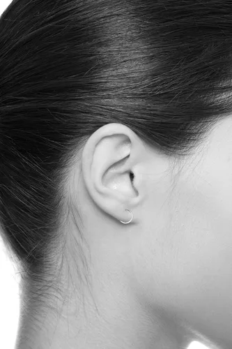 Miniatura 3 de Aretes de aro de oro blanco de 14 quilates de 0.079 in de grosor, 3 tamaños diferentes disponibles