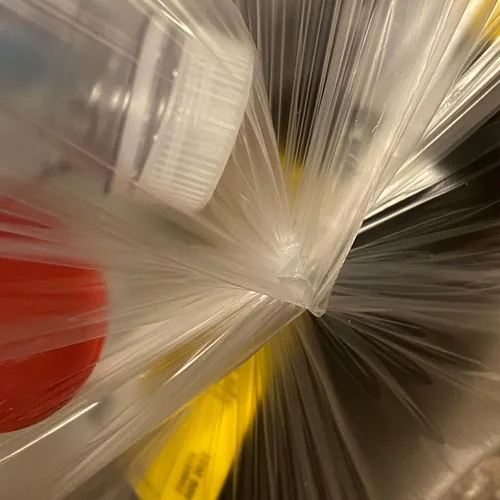 Miniatura 7 de TYPLASTICS Bolsas de basura al por mayor de 1000 bolsas de basura de alta densidad en rollo perforado de 10 a 15 galones de 24 x 33 pulgadas