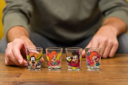 Miniatura 9 de Silver Buffalo Disney Una película Goofy - Juego de 4 mini vasos con personajes de Goofy, Max Goof, Roxanne y Bobby Zimuruski, 1.5 onzas