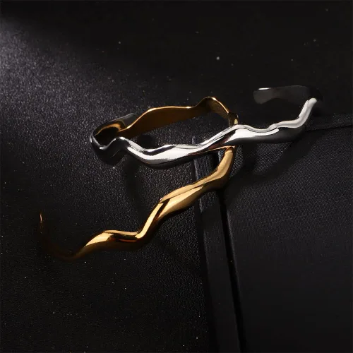 Miniatura 4 de Kercisbeauty Juego de 2 pulseras de acero inoxidable martilladas de plata y oro, brazalete abierto, joyería diaria para mujeres y niñas