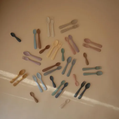 Miniatura 7 de mushie Cucharas de silicona para bebés Paquete de 2 (rubor/arena cambiante)