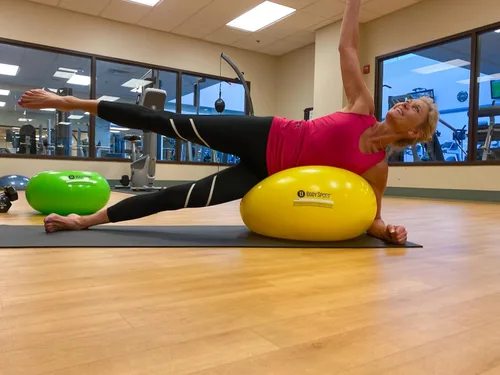 Miniatura 7 de Body Sport Donut Ball – Pelota de ejercicio inflable duradera para entrenamiento de equilibrio y estabilidad, yoga y sesiones de pilates – Uso