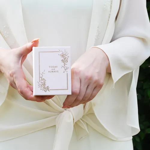 Miniatura 5 de Lillian Rose Caja de libros para anillos de boda, tamaño único, color blanco