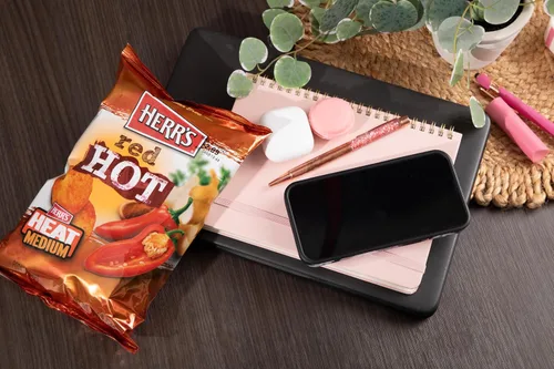 Miniatura 7 de HERR'S Papas fritas Red Hot, 1 onza (paquete de 36 bolsas) – Papas fritas crujientes y picantes – Perfectas para los amantes de los snacks que les