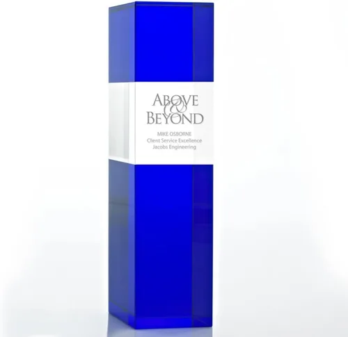 Baudville Trofeo grabado – Cristal – Azul en la base – Premio para empleados – Grabado personalizado – Viene en caja de regalo