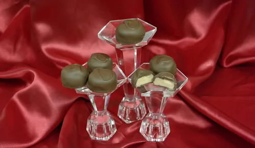 Miniatura 2 de Mrs. Cavanaugh's Caja de chocolate con leche en crema de naranja de 1 libra, centro de fondant cremoso de naranja recubierto de chocolate con leche
