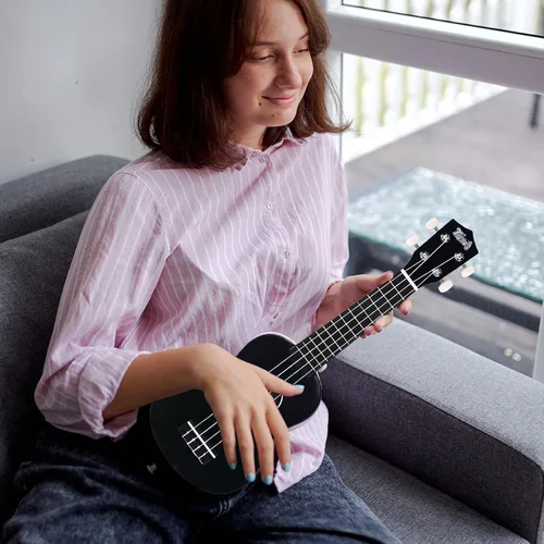 Miniatura 2 de Ukelele soprano de moda para principiantes de 21 pulgadas. Ukelele hawaiano para niños, adultos y estudiantes con bolsa de concierto (negro)