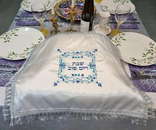 Miniatura 3 de TALISMAN4U Cubierta de pan de jalá de satén blanco Shabat bordado floral colorido flecos plateados Israel Judaica regalo 22 x 18 pulgadas
