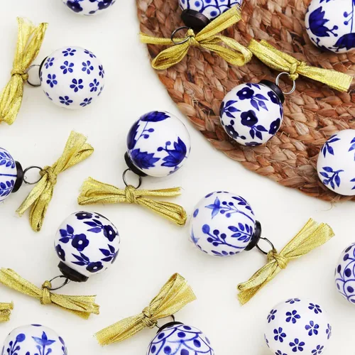 IndianShelf - 24 adornos de Navidad grandes de cerámica azul y blanca pintados a mano, bolas de árbol únicas vintage para decoración de árbol de