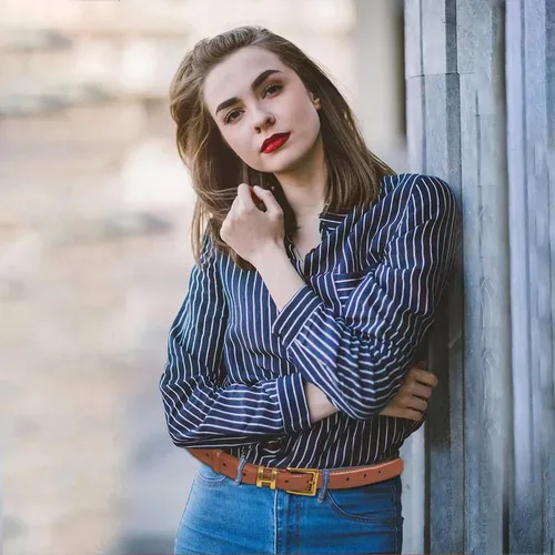 Miniatura 424 de Cinturón de cuero clásico con hebilla de metal para mujer con vestido de jeans