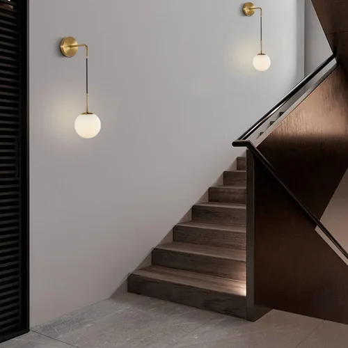 Miniatura 6 de KCO Lighting Juego de dos apliques de pared de vidrio blanco esmerilado con globo esférico dorado de latón, luz de pared con cable ajustable