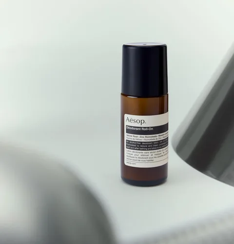 Miniatura 4 de Aesop Desodorante enrollable sin aluminio para mujeres y hombres, vetiver, zinc y árbol de té para reducir el olor y las bacterias, fórmula sin