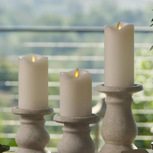 Miniatura 7 de Matchless Candle Co. de Luminara Juego de 3 (3" x 4.5", 5.5", 6.5") Vela sin llama LED parpadeante con pilas, llama móvil, pilar de cera, borde