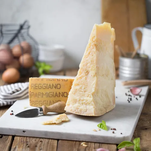 Miniatura 3 de Trío de degustación de Parmigiano Reggiano DOP de 18, 24, 36 meses 3x2.2 lb - 1 por envejecimiento - (3x1kg) - El único parmesano - EMILIA FOOD LOVE