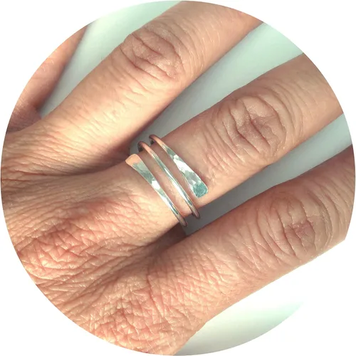 Miniatura 2 de Anillo ajustable de plata de ley con textura martillada y lisa